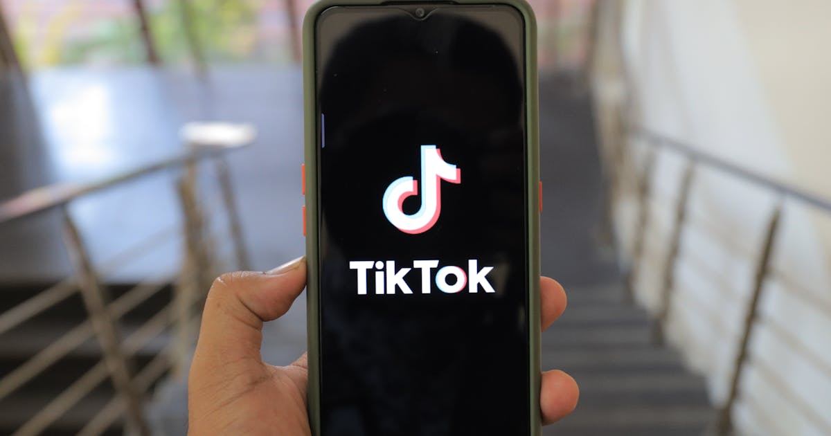 Like Threads Threads engagement boost service displayed on smartphone